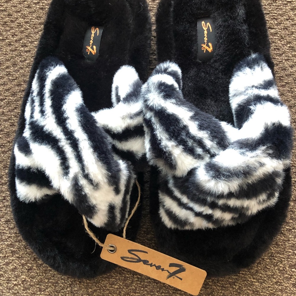 NWT! Women’s Seven7 Soft Faux Fur Slippers